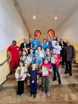 Viele stolze Teilnehmende