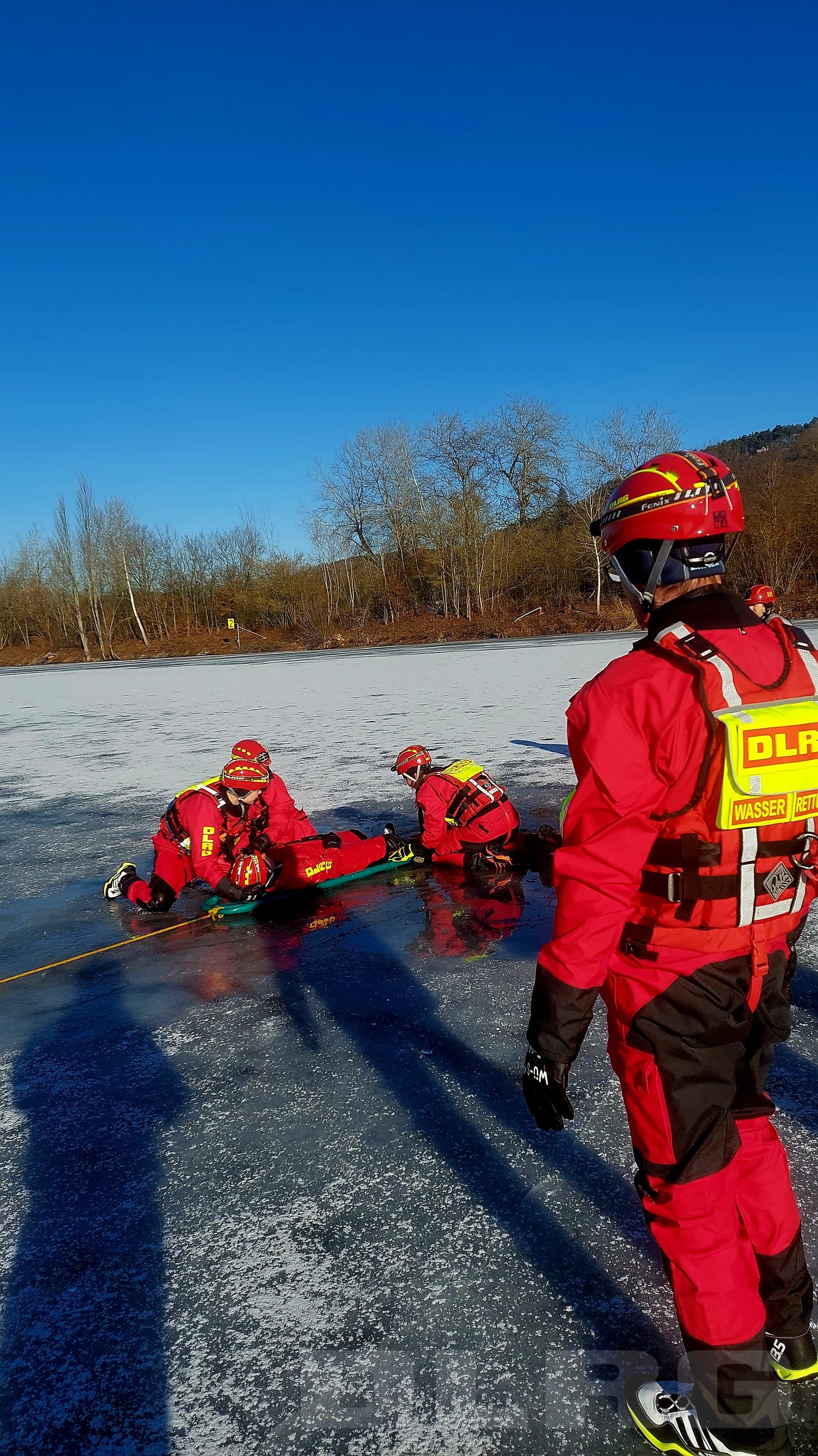 Eisrettungsübung: Es wird simuliert, wie eine Person aus dem Eis gerettet wird.